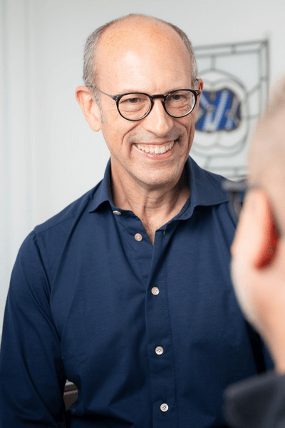 Dr. Torben Hennies im persönlichen Gespräch mit einem Patienten bei Smile & Care Göttingen.