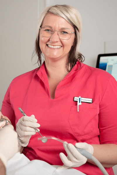 Teammitglied von Smile & Care Göttingen bei der Vorbereitung einer Zahnbehandlung.