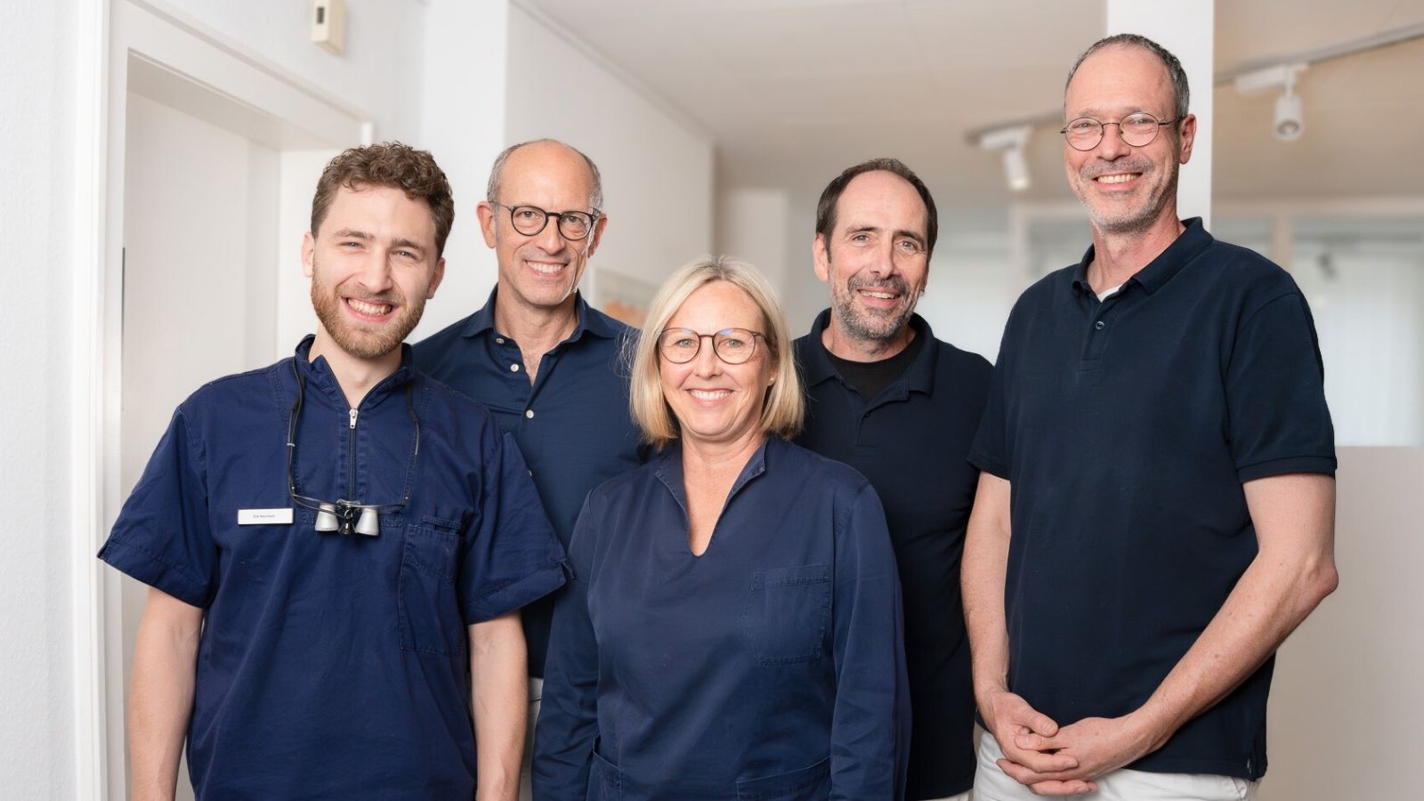 Das Smile & Care Team Göttingen – Zahnärzte, Behandler und Prophylaxe-Team gemeinsam in der Praxis.