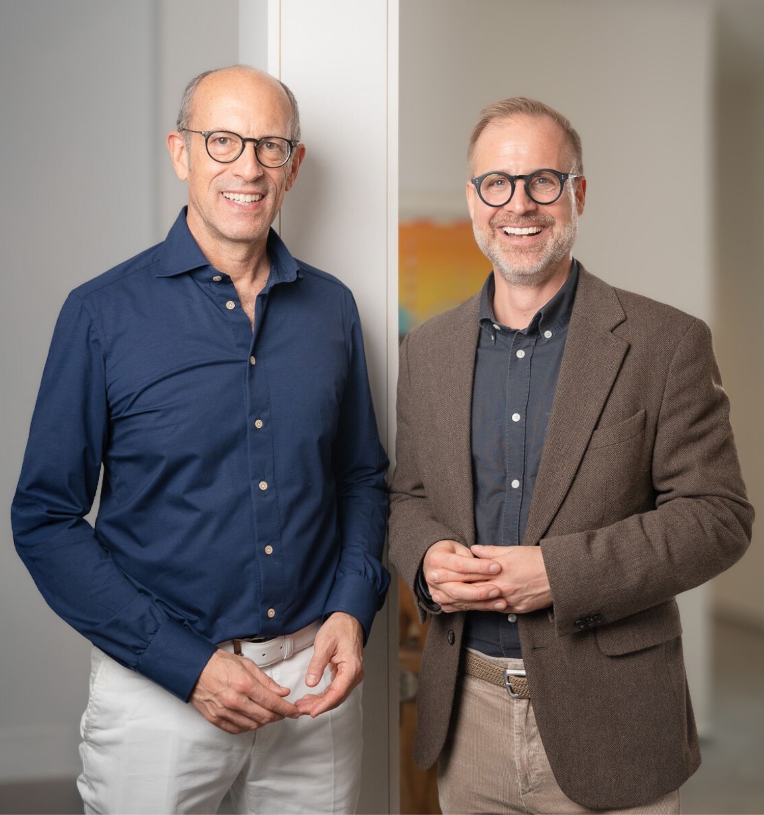 Dr. Hennies aus Göttingen im Gespräch mit einem Patienten – vertrauensvolle Beratung in der Zahnarztpraxis Smile & Care.