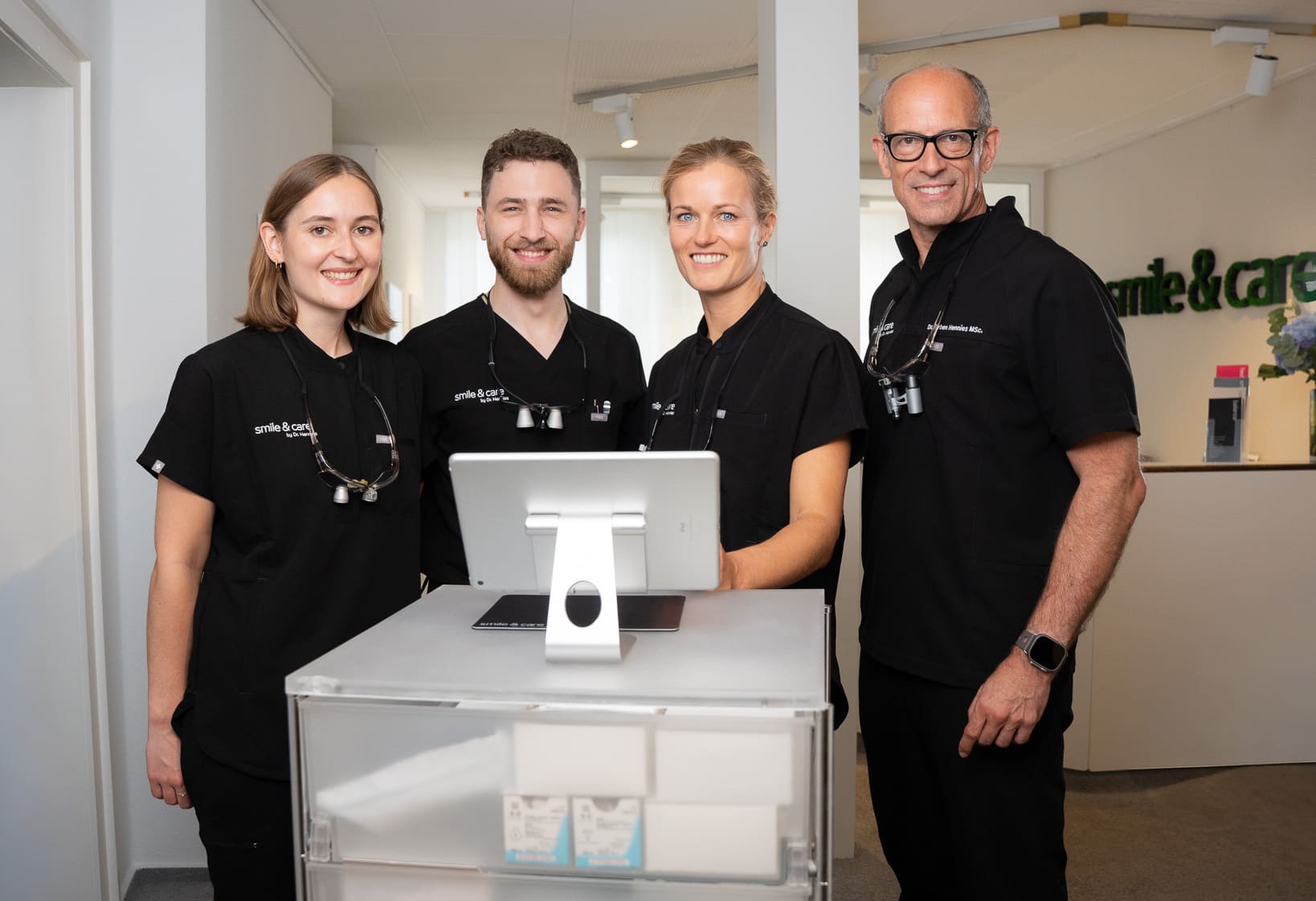 Vier Behandler von smile & care by Dr. Hennies in den modernen Praxisräumen in Göttingen.
